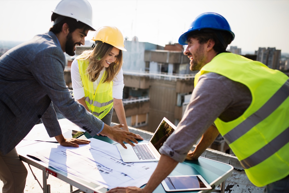 Équipe MaîtresTravaux analysant un projet immobilier
